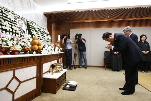 문희상 국회의장이 23일 오후 서울 서대문구 신촌 세브란스 병원 장례식장에 마련된 고 노회찬 정의당 원내대표의 빈소에서 조문하고 있다. 연합뉴스